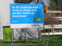 844252 Afbeelding van een banner van de Stichting Studentenhuisvesting (SSH), geplaatst bij het complex ...